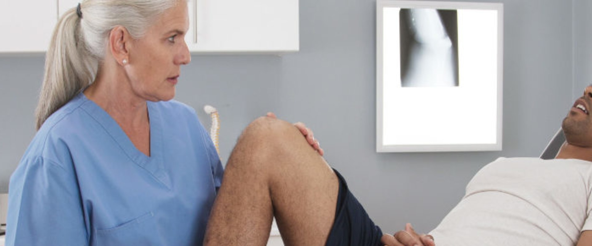How long should knee pain last before seeing a doctor?