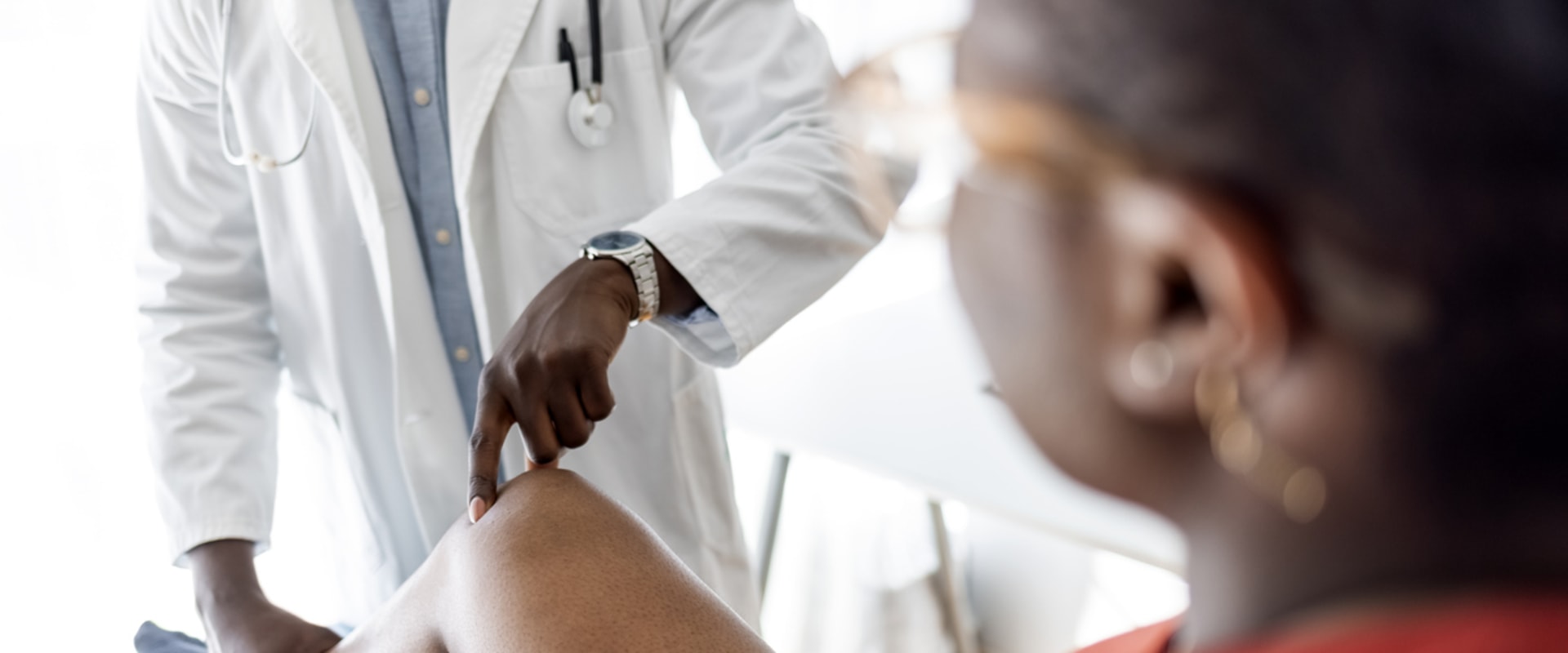 What type of doctor is best for knee pain?