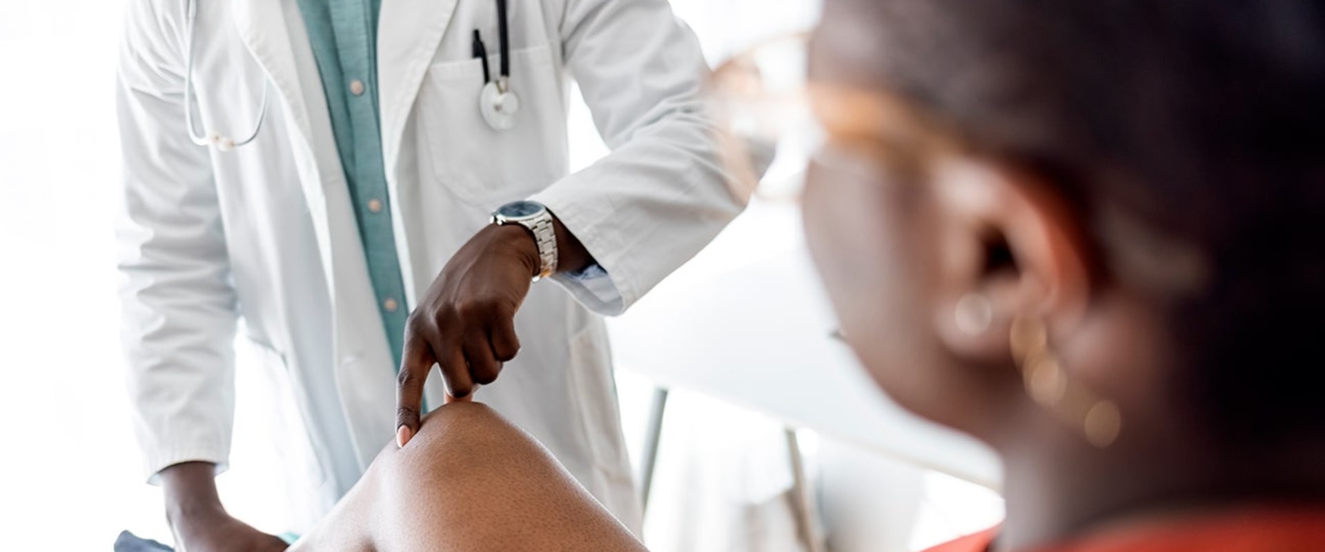 Is a rheumatologist or orthopedic doctor better for knee pain?